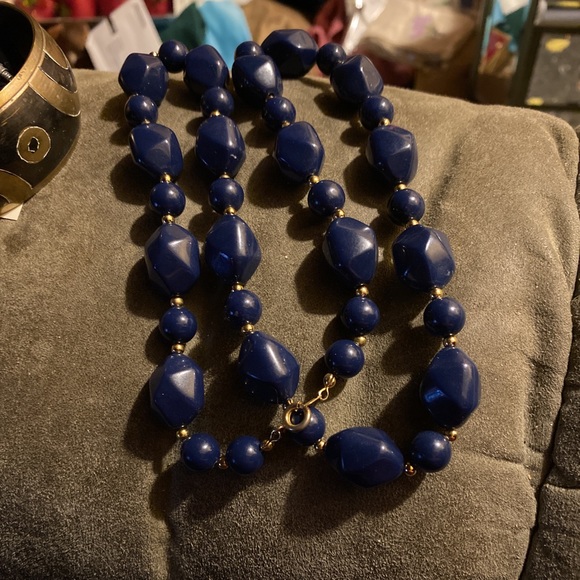 NECKLACE vintage 70’s, 80’s large chunky dark blue unusual shape plastic beads - Picture 3 of 10
